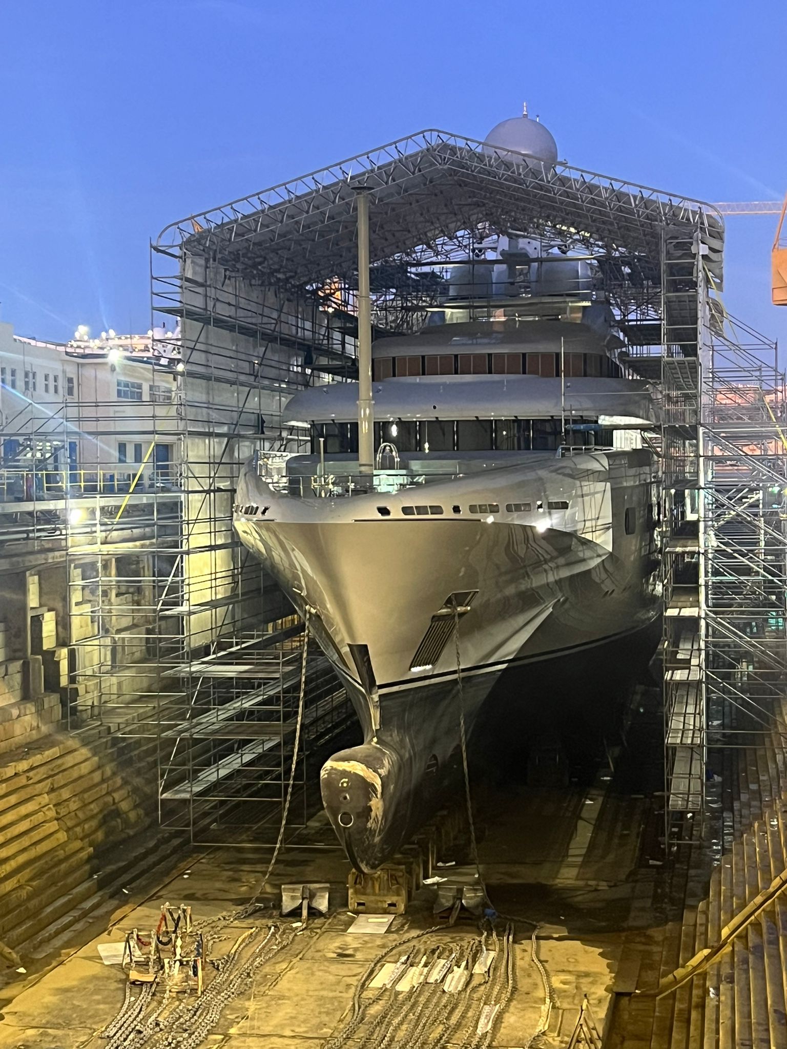 82m Superyacht – Full scaffolding encapsulation complete with temporary roof