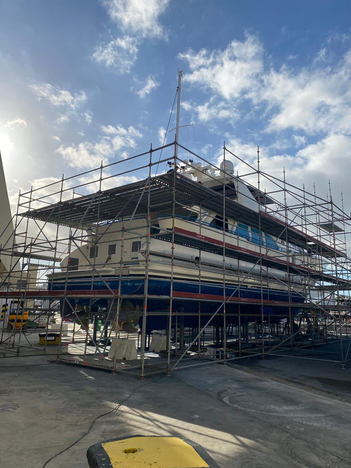 30m Yacht – scaffolding enclosure